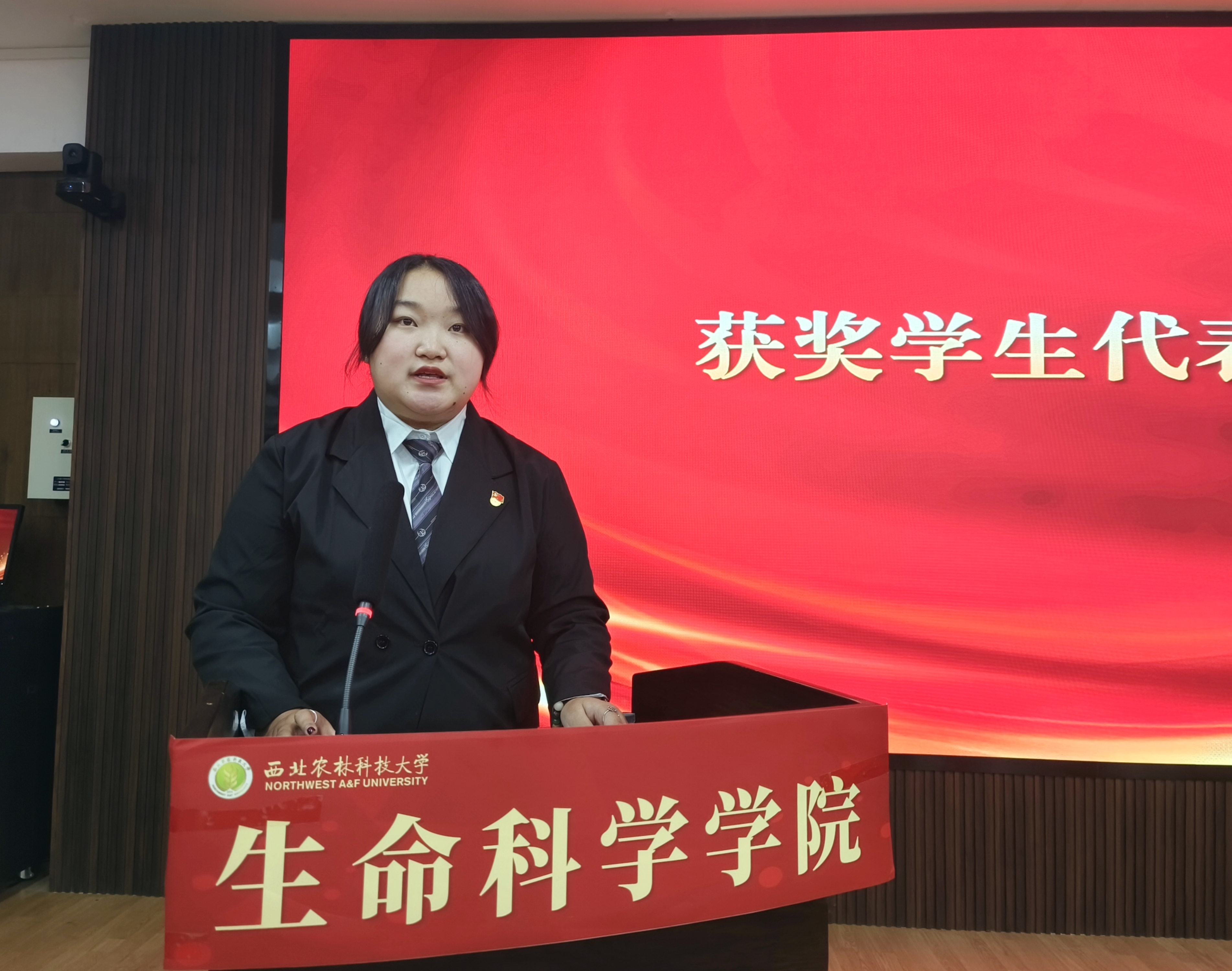 就业先进个人获奖员工代表王冯姝雅同学发言.jpg