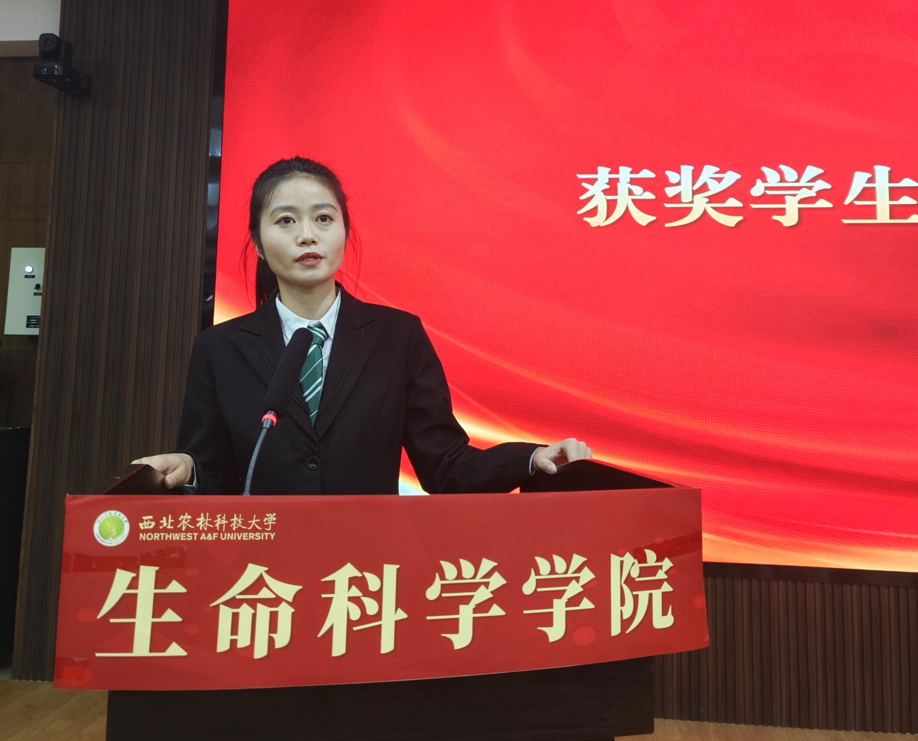 学业先进个人获奖员工代表贾恩童同学发言.jpg