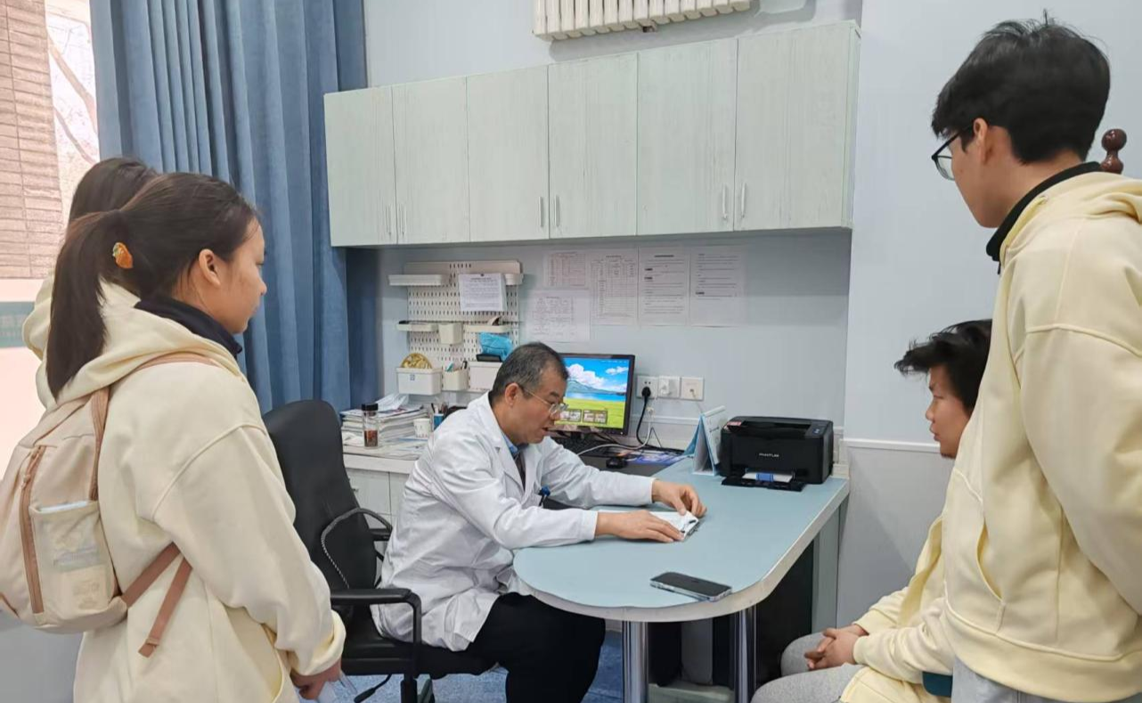 公司首支iGEM赛事队伍NWAFU-CHINA的部分社会调查组成员在开展社会需求调研工作.jpg